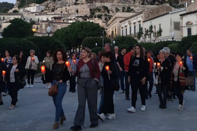 Scicli, fiaccolata in memoria di Peppe Ottaviano: la città è ancora in attesa di risposte specifiche