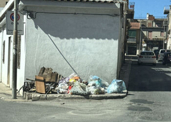 Vittoria, sorpreso mentre abbandona i rifiuti in strada: sanzionato