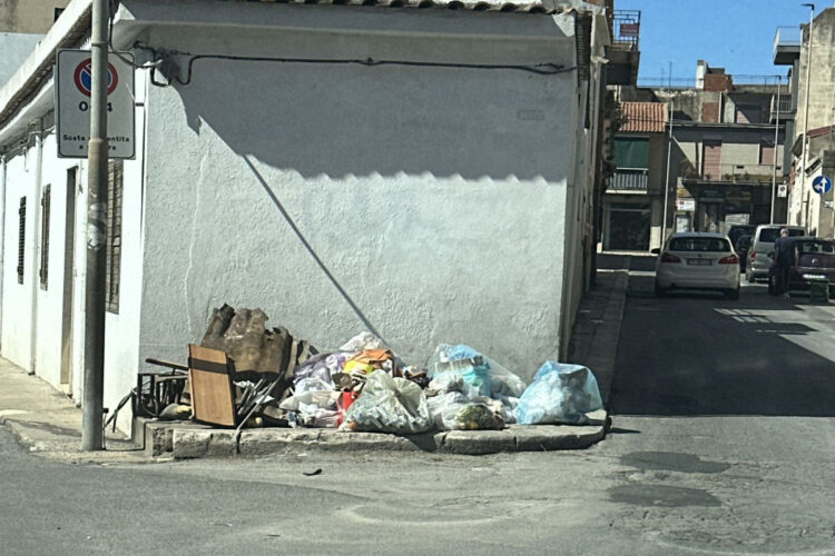 Vittoria, sorpreso mentre abbandona i rifiuti in strada: sanzionato