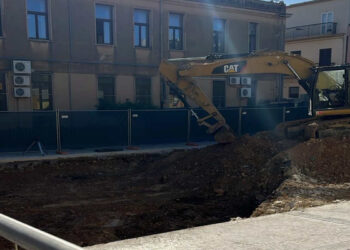 Comiso, lavori in corso nel cortile della scuola primaria Monserrato: occorre chiarezza