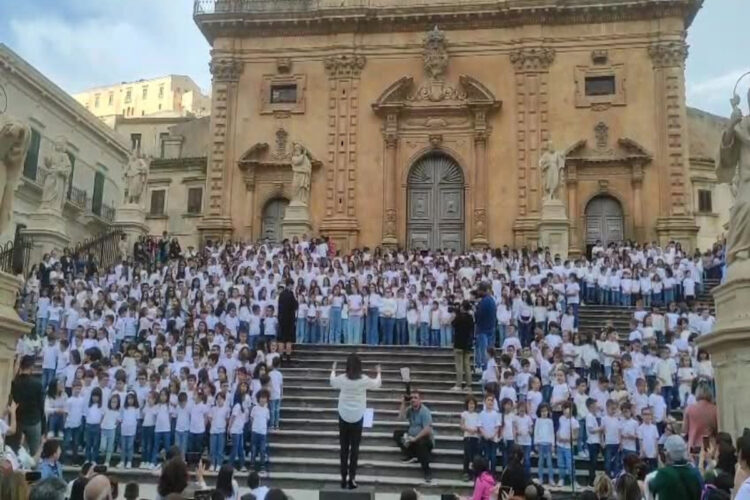 Modica, musica e canto nella scalinata di San Pietro