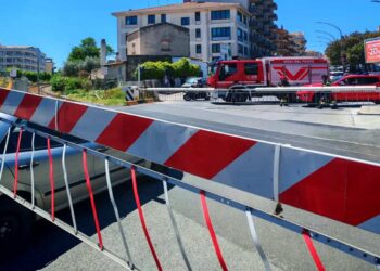 Ragusa, con l'auto incastrato al passaggio a livello di via Paestum