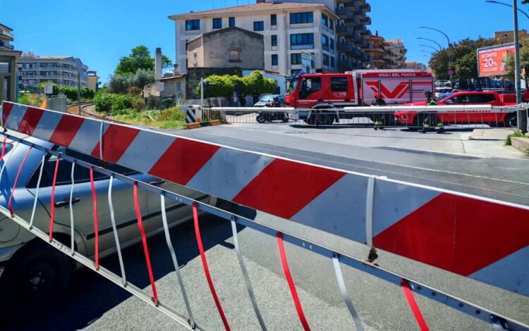 Ragusa, con l'auto incastrato al passaggio a livello di via Paestum