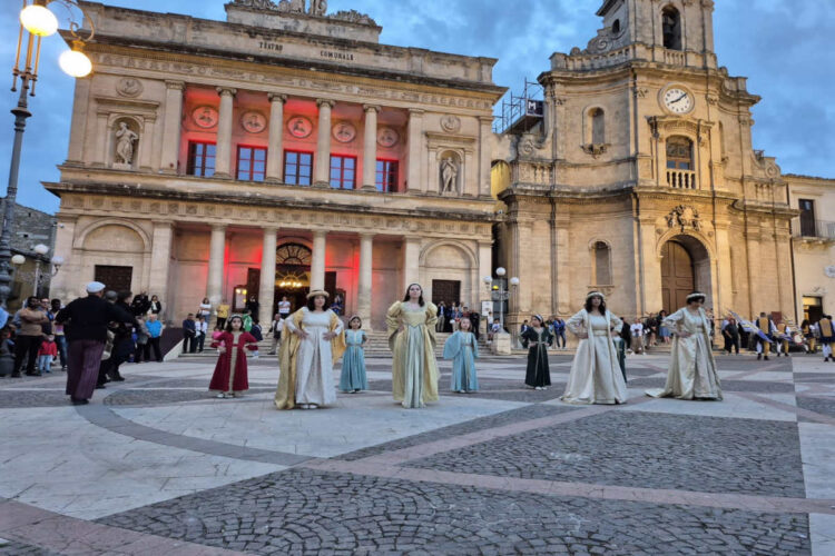 Vittoria, successo per il coreo storico di Santa Rita