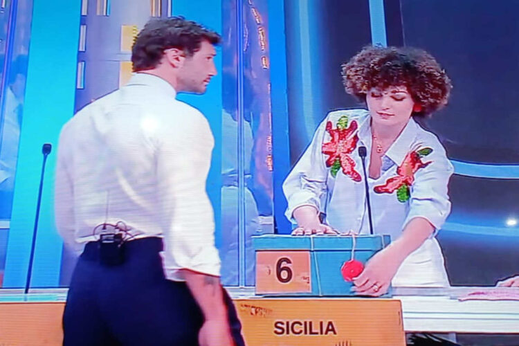 Affari Tuoi: Elisea Criscino da Vittoria è la nuova pacchista per la Sicilia