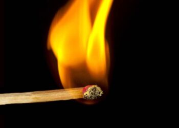 Appicca il fuoco e poi fugge: 29enne denunciato dai carabinieri di Modica