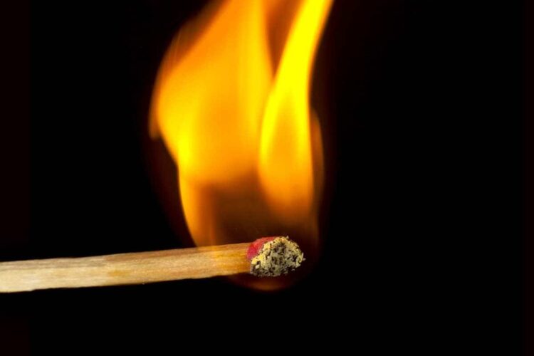 Appicca il fuoco e poi fugge: 29enne denunciato dai carabinieri di Modica