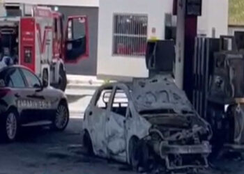 Avvolta dalle fiamme in un distributore di benzina: morta una 40enne