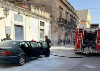 Auto in fiamme a Modica Alta