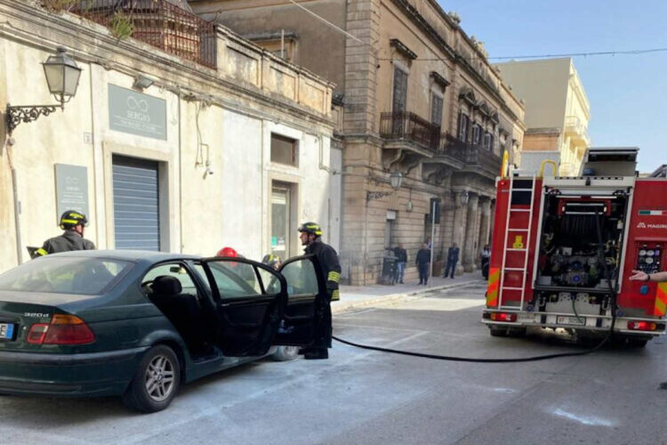 Auto in fiamme a Modica Alta