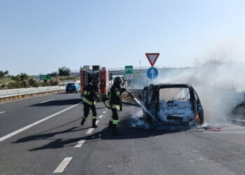 Auto a fuoco in autostrada direzione Modica: vicino allo svincolo per Ispica