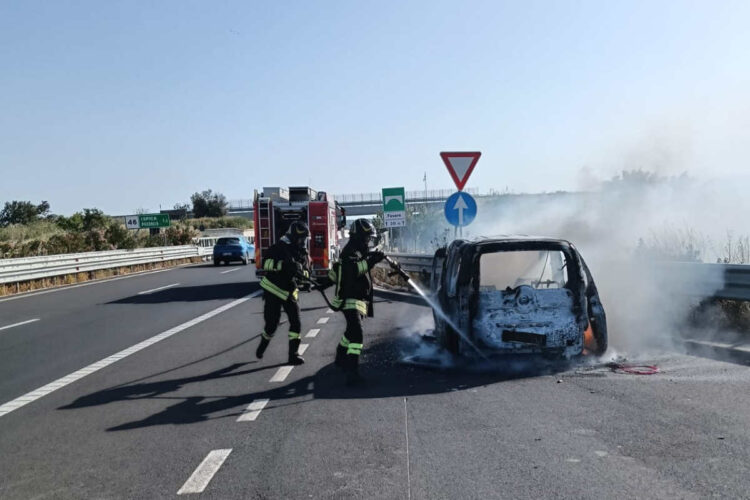 Auto a fuoco in autostrada direzione Modica: vicino allo svincolo per Ispica
