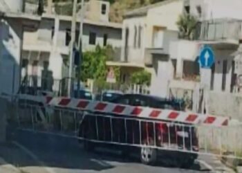 Momenti di paura a Scicli per un'auto rimasta bloccata all'interno del passaggio a livello ferroviario situato in viale 1° Maggio, all'incrocio con viale dei Lillà.