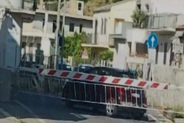 Momenti di paura a Scicli per un'auto rimasta bloccata all'interno del passaggio a livello ferroviario situato in viale 1° Maggio, all'incrocio con viale dei Lillà.