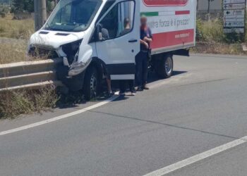 Incidente sulla Comiso per Chiaramonte Gulfi: autocarro infilzato dal guardrail