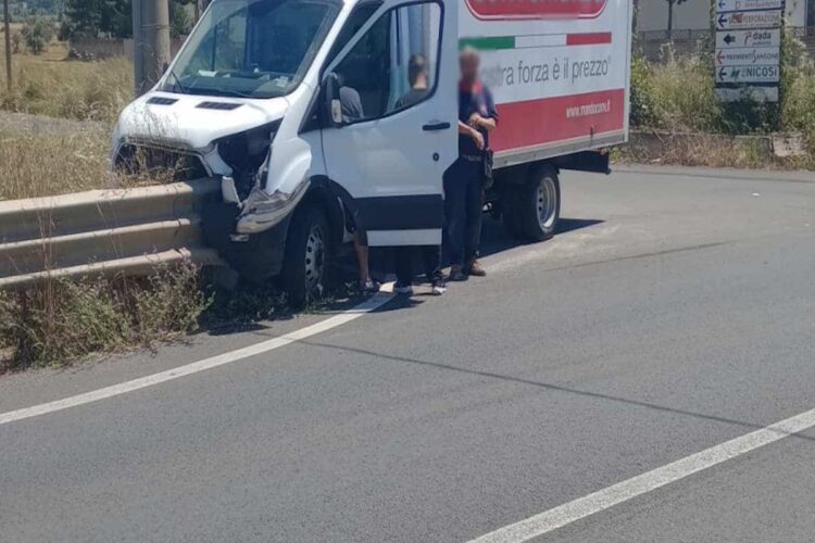 Incidente sulla Comiso per Chiaramonte Gulfi: autocarro infilzato dal guardrail
