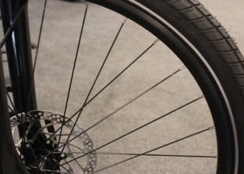 Incidente, finisce nelle rotaie del tram con la bici elettrica, cade, sbatte la testa e muore