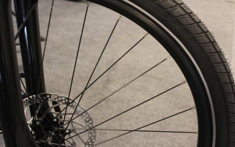 Incidente, finisce nelle rotaie del tram con la bici elettrica, cade, sbatte la testa e muore