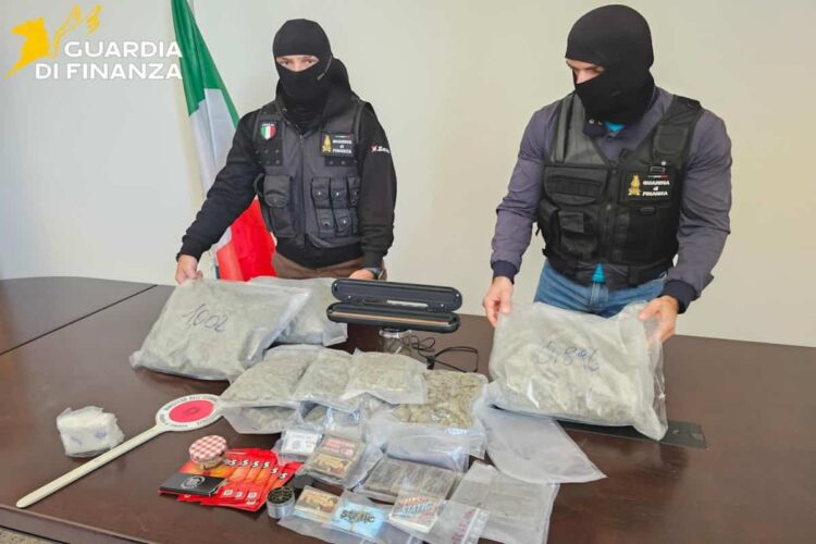 Catania: sequestrati 7 kg di sostanza stupefacente (1,5 kg di cocaina, 1 kg di hashish e 4,5 kg di marijuana)