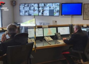 Scicli, minaccia la moglie con un’ascia e aggredisce i carabinieri: arrestato