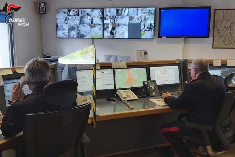 Scicli, minaccia la moglie con un’ascia e aggredisce i carabinieri: arrestato