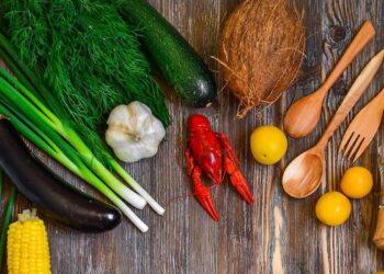 La dieta Mediterranea, alcol da evitare e carni rosse e salumi da limitare: nuova piramide