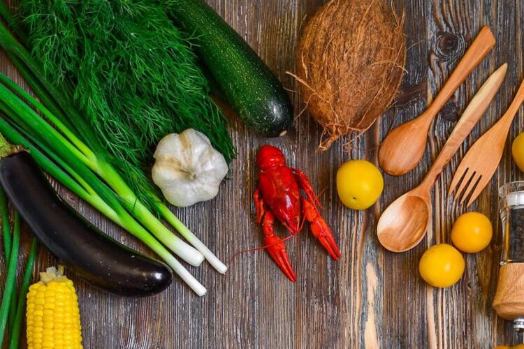 La dieta Mediterranea, alcol da evitare e carni rosse e salumi da limitare: nuova piramide