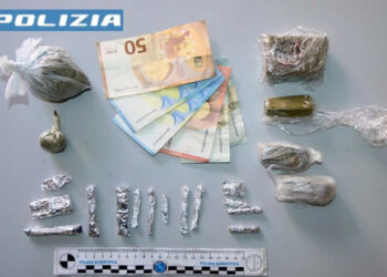 Vittoria, sorpreso a spacciare hashish in piazza