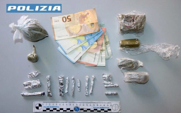 Vittoria, sorpreso a spacciare hashish in piazza