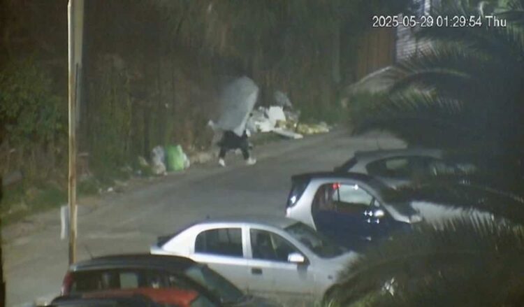 Si traveste da fantasma per buttare la spazzatura in modo illegale: identificato e denunciato