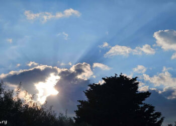 Suggestiva immagine dal cielo di Modica: una "croce" infiamma il tramonto del 30 aprile FOTO