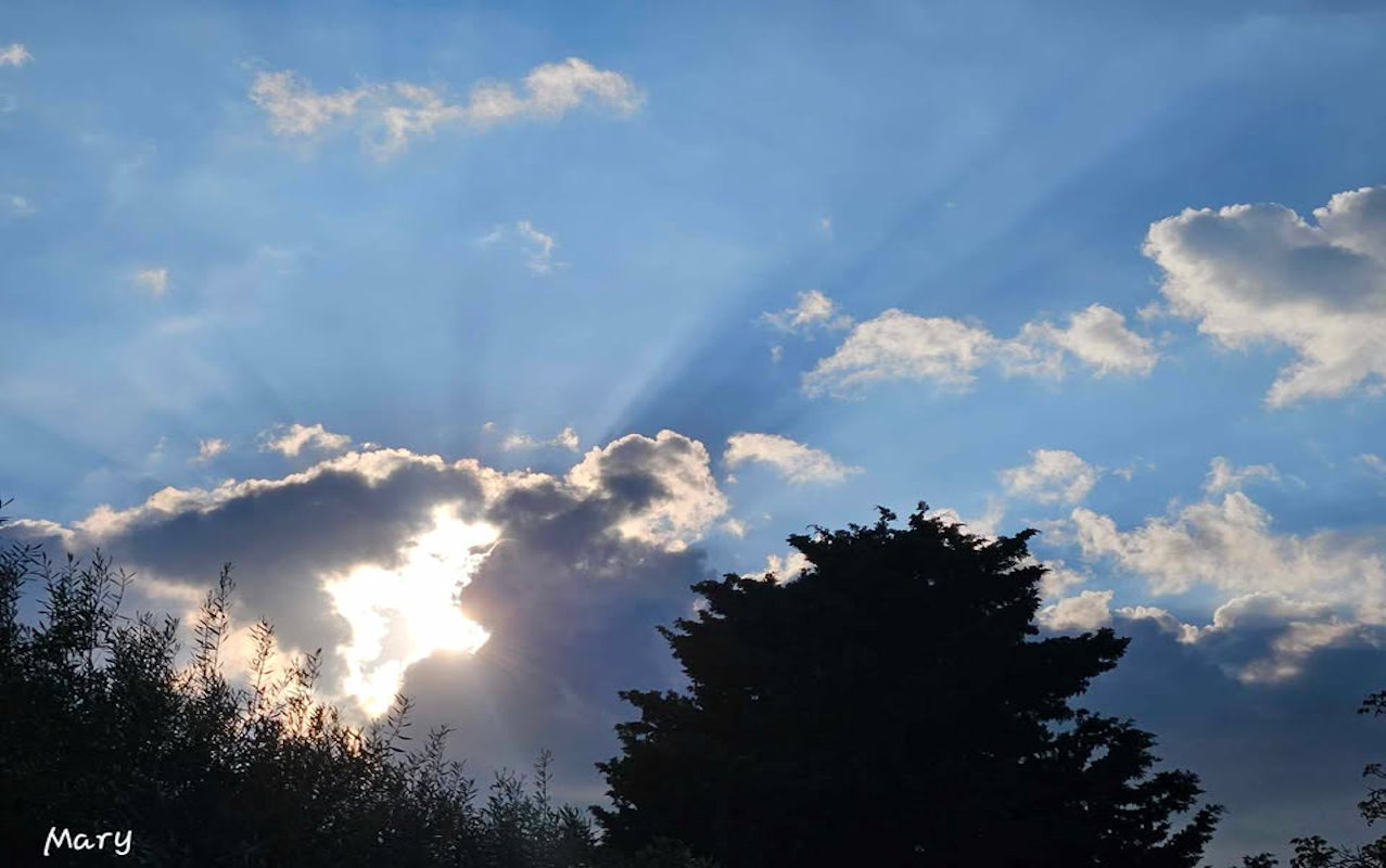 Suggestiva immagine dal cielo di Modica: una “croce” infiamma il tramonto del 30 aprile FOTO
