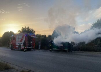 A fuoco il compattatore di un mezzo dei rifiuti sulla Sampieri-Marina di Modica