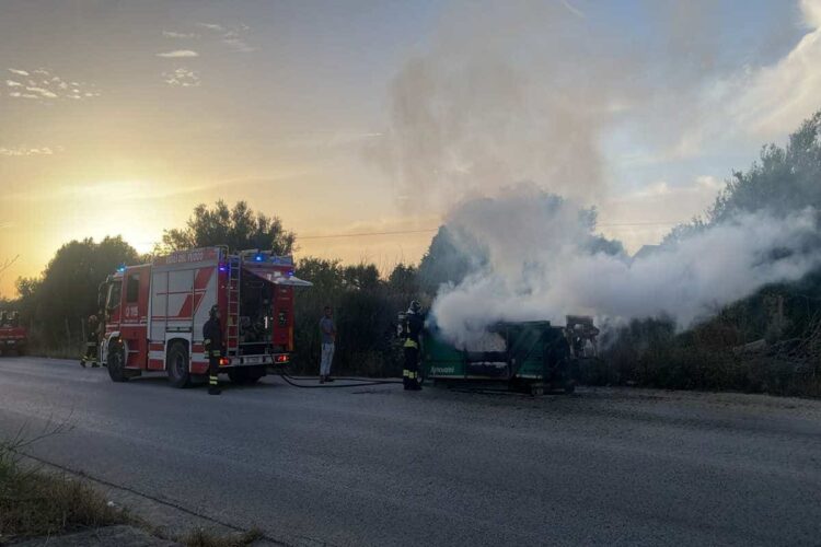 A fuoco il compattatore di un mezzo dei rifiuti sulla Sampieri-Marina di Modica
