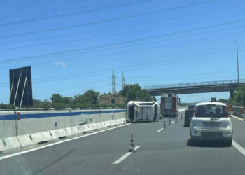 Incidente sulla Catania-Siracusa, auto si ribalta vicino Priolo: feriti non gravi