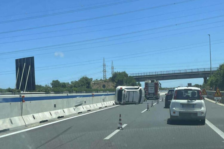 Incidente sulla Catania-Siracusa, auto si ribalta vicino Priolo: feriti non gravi