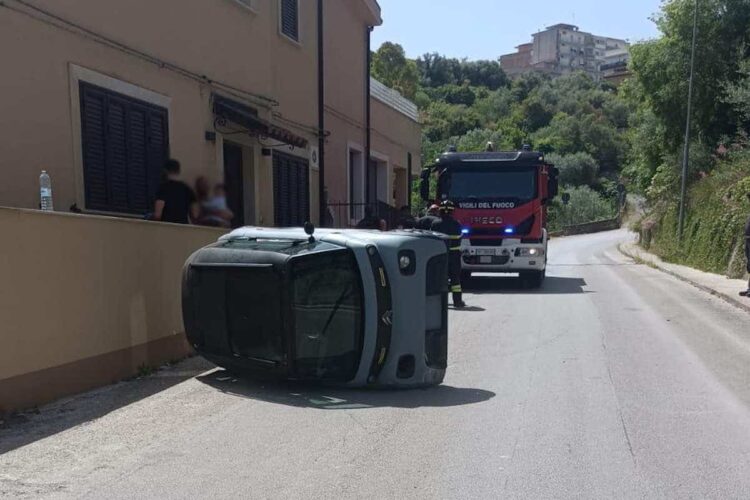 Incidente a Modica: minicar si ribalta in via Trani, feriti due minori