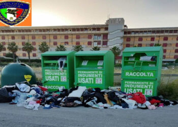 Modica, svuotavano cassonetti per raccolta indumenti e abbandonavano una parte sulla strada. Individuati
