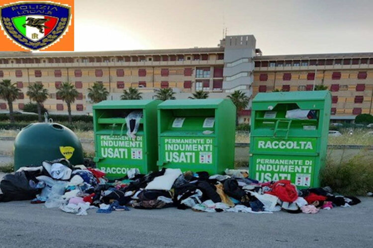 Modica, svuotavano cassonetti per raccolta indumenti e abbandonavano una parte sulla strada. Individuati