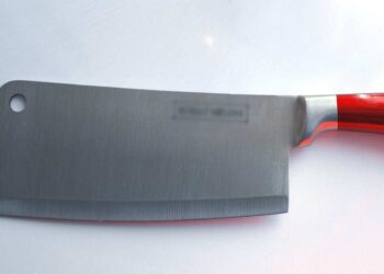 Ragusa: in escandescenze aggredisce assistenti sociali ed agenti a colpi di mannaia