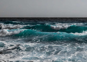 Tragedia a Catania, si tuffa per recuperare un pallone e annega: morto un 20enne