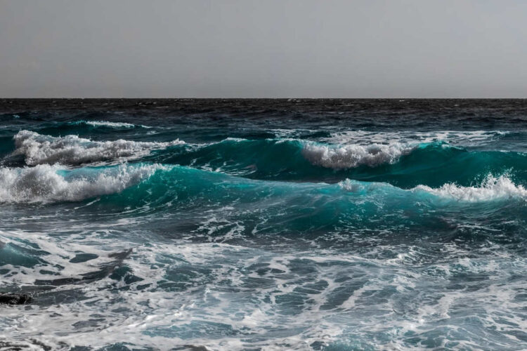 Tragedia a Catania, si tuffa per recuperare un pallone e annega: morto un 20enne