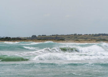 Sicilia, divieto costruzioni entro 150 metri dal mare: nessuna sanatoria per abusivi, si demolisce