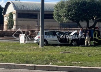 Incidente, auto contro albero al polo commerciale di Modica