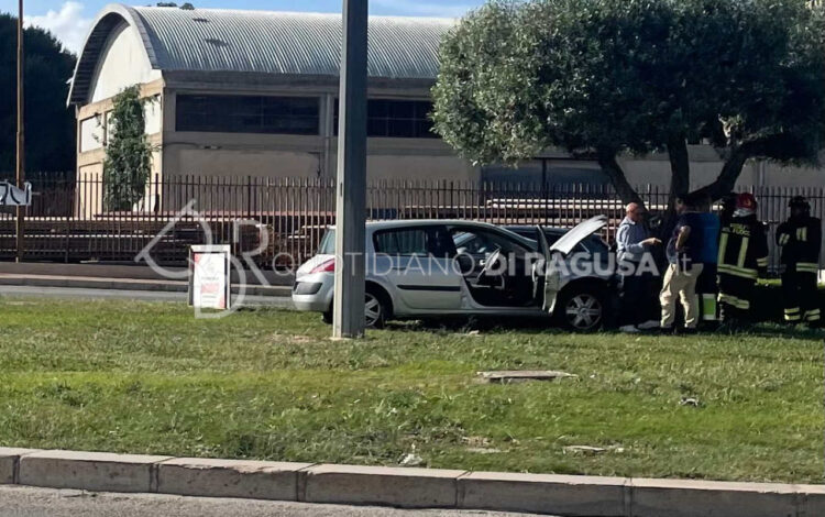 Incidente, auto contro albero al polo commerciale di Modica