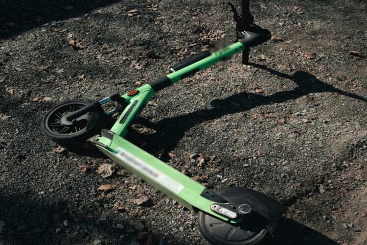 Scicli, in monopattino a 86 anni cade e si frattura una spalla