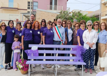 Scicli, una panchina viola per la fibromialgia a Donnalucata