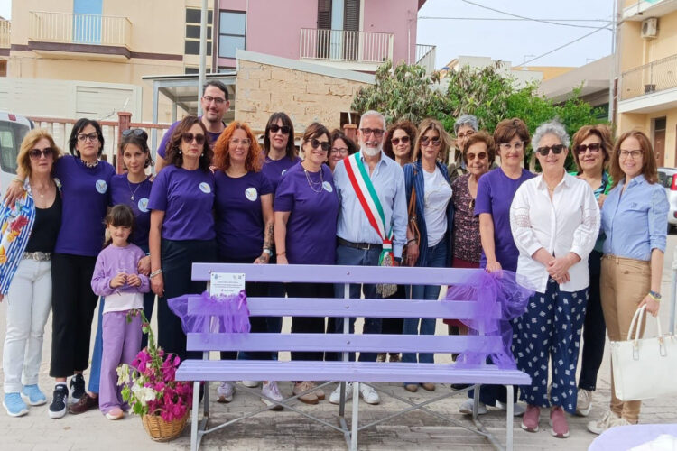 Scicli, una panchina viola per la fibromialgia a Donnalucata