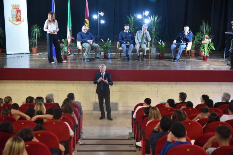 Scicli, droghe e dipendenza patologiche: la Polizia di Stato incontra gli studenti