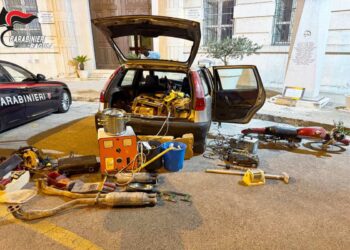 Ragusa, in auto con una moto d'epoca e svariati materiali edili: fermati 2 ricettatori